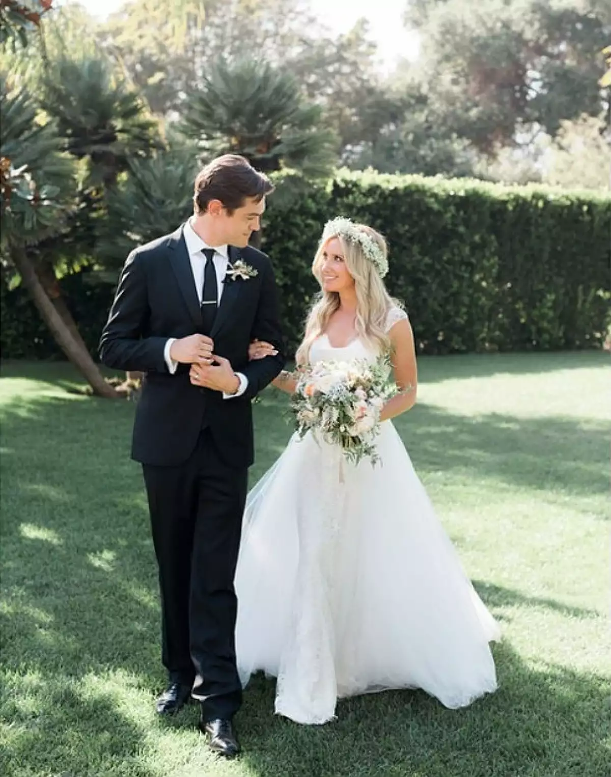 Ashley Tisdale y Christopher French durante su íntimo enlace en septiembre.