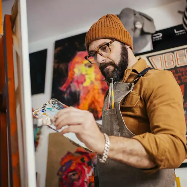El arte de no pagar con dinero: artistas saldan impuestos al SAT con sus propias obras