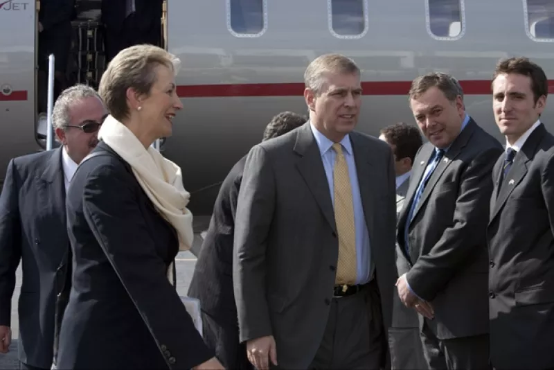 El duque de York llegó ayer a Hidalgo y será hoy cuando visite la Ciudad de México para inaugurar una exposición en el Museo Franz Meyer.