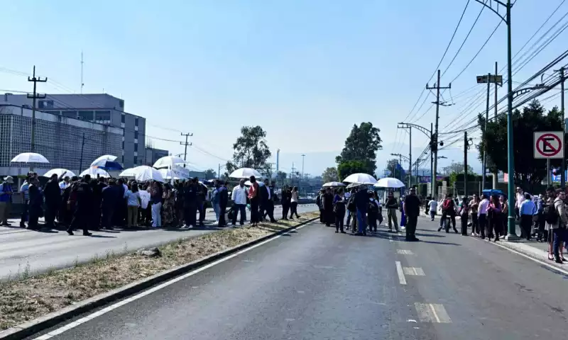 Trabajadores del INAI bloquean Avenida Insurgentes