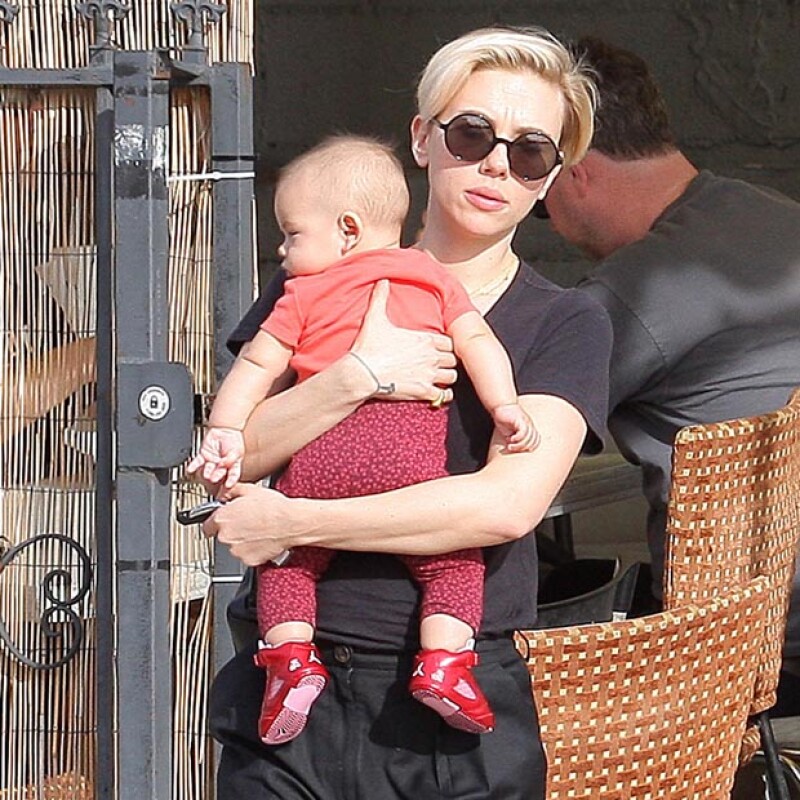 Scarlett tomó en brazos a su hija Rose mientras Romain, su ahora esposo se adelantaba para abrirle la puerta del coche.