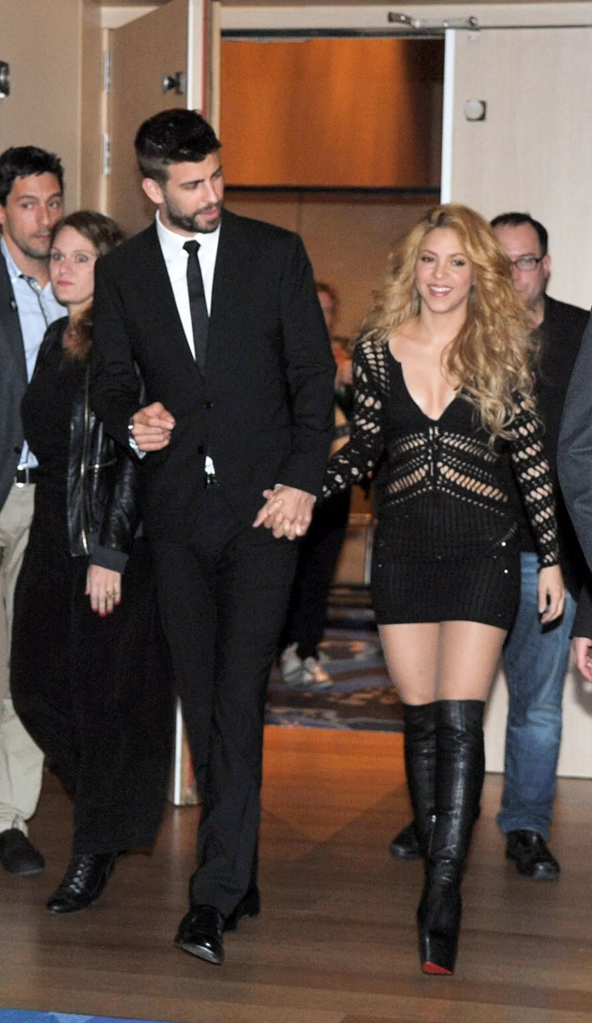 Shakira llegó de la mano de Piqué para hablar de su trabajo.