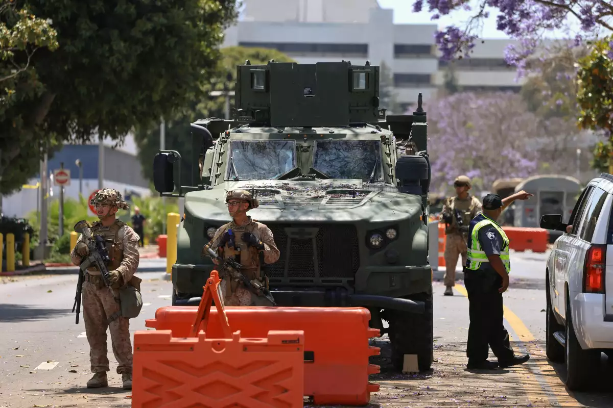 Los marines estadounidenses vigilan un puesto de control mientras vigilan un edificio federal, en Los Ángeles, California, EE. UU. 20 de junio de 2025.