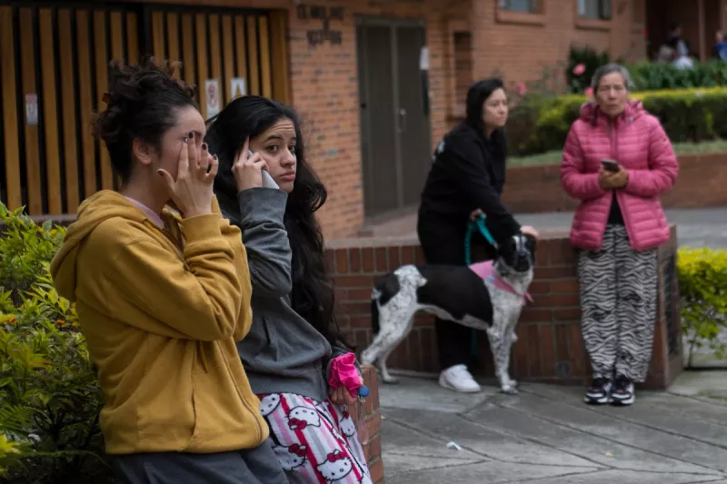 Los residentes del barrio de Pasadena permanecen en la calle después de un terremoto en Bogotá el 8 de junio de 2025. Un terremoto poderoso y superficial de 6,3 grados sacudió la capital colombiana de Bogotá el sábado temprano, según los reporteros de la AFP sobre el terreno y el Servicio Geológico de los Estados Unidos. Los edificios temblaron, las sirenas retuenan alrededor de la capital y la gente salió corriendo a las calles.