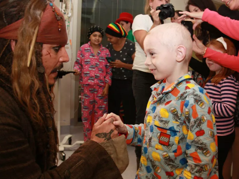 El actor se disfrazó de su famoso personaje para visitar a niños enfermos en Australia, durante el rodaje de su nueva película de Piratas del Caribe.
