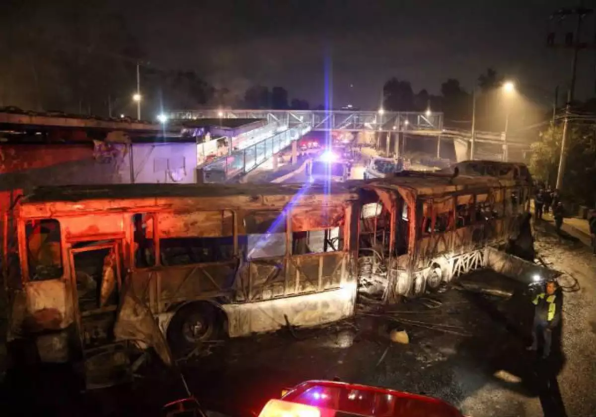 Metrob�s y estaci�n incendiados