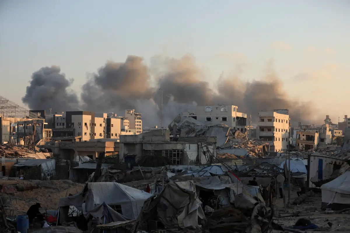 El humo se eleva desde el edificio de la Universidad Islámica, que fue evacuado y albergaba a palestinos desplazados, después de ser golpeado por ataques aéreos israelíes, en la ciudad de Gaza, el 14 de septiembre de 2025.