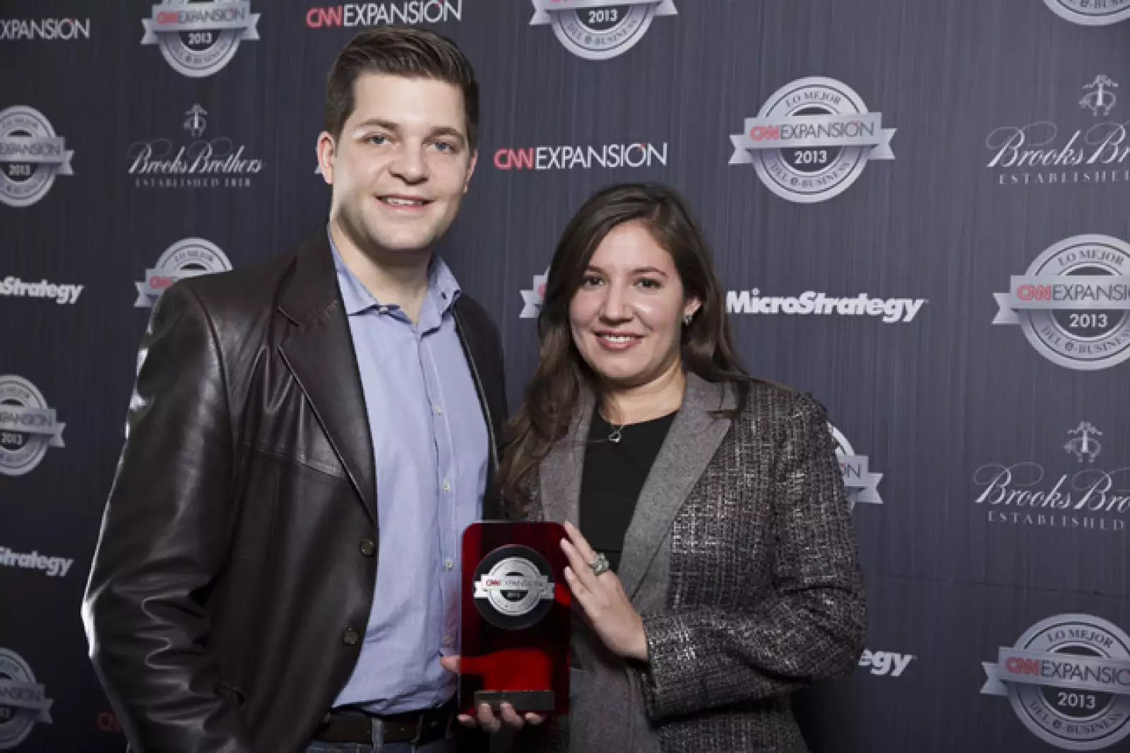 David Geissen y Gloria Canales iniciaron en 2012 Dafiti, una vía digital para ir de compras desde la comodidad de la casa. Fueron galardonados como Mejor negocio Emprendedor. Los 193 postulantes a los Premios tuvieron ventas en 2012 por 4,000 millones de 