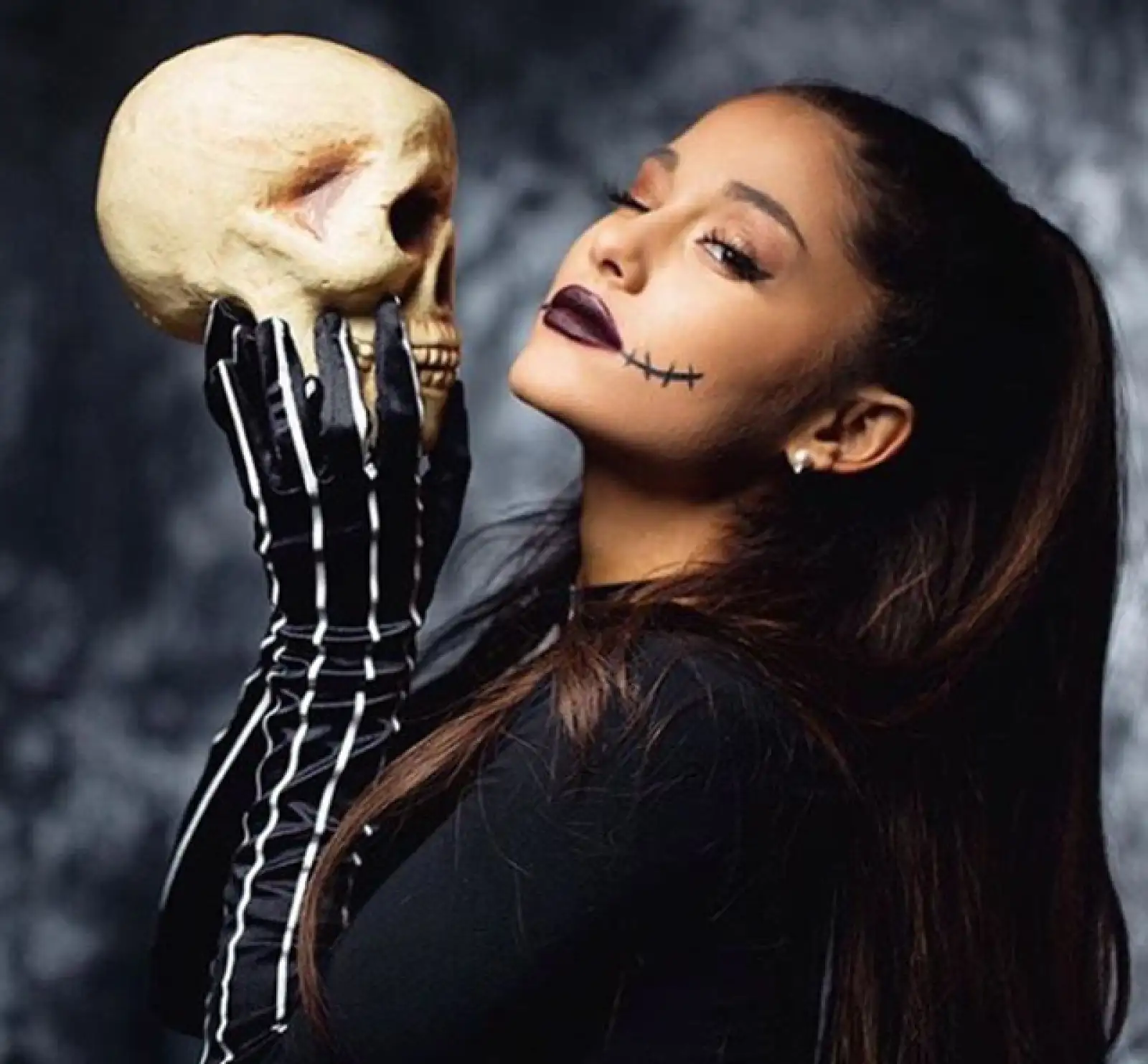 Ariana Grande decidió ponerse filosófica, y dijo que con este disfraz podría decir quotes de Shakespeare.