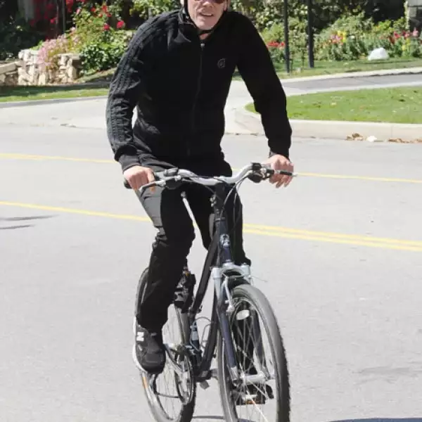 Kevin Bacon se ejercita en las calles de Brentwood, California.