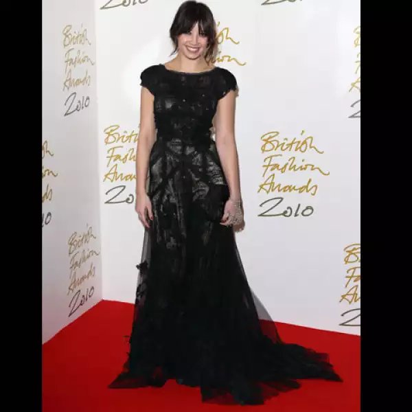 Daisy Lowe con un vestido negro como de encaje transparente de Elie Saab