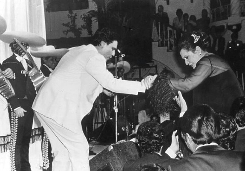María Elena Leal Beltrán, hija de Lola, relata que la primera vez que su mamá vio a Juan Gabriel fue en la banqueta de su casa, salió y le dio dinero para que comiera.