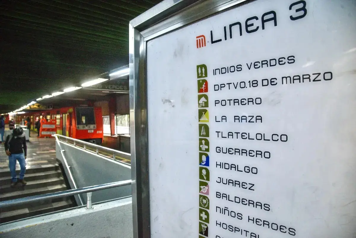 Estación de la Línea 3 del metro de la CDMX, se ve el mapa y un convoy llegar.