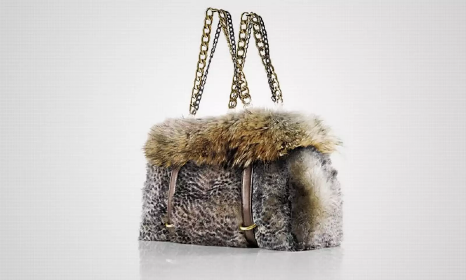 La colección “Sophia” se inclina por relieves de pieles exóticas como leopardo e incluso algunas piedras semipreciosas.