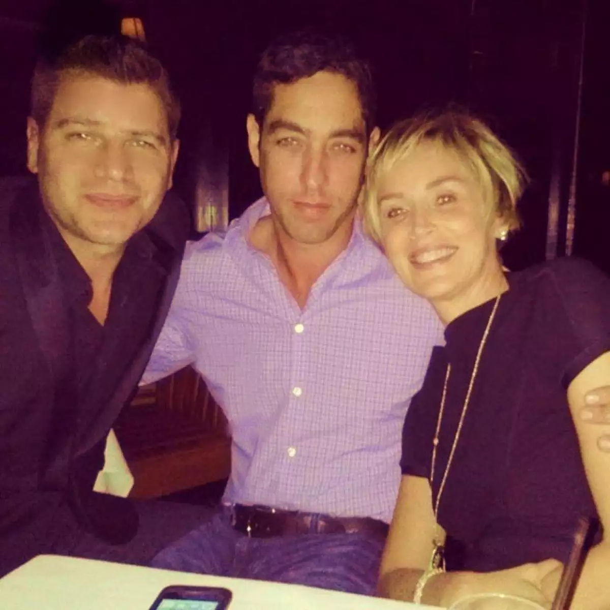 Testigos aseguraron que Nick Loeb no dejó de abrazar a la actriz de 56 años, luego de asistir juntos al ‘after party’ de la premiere de la película ‘Cloud of Sils María’.