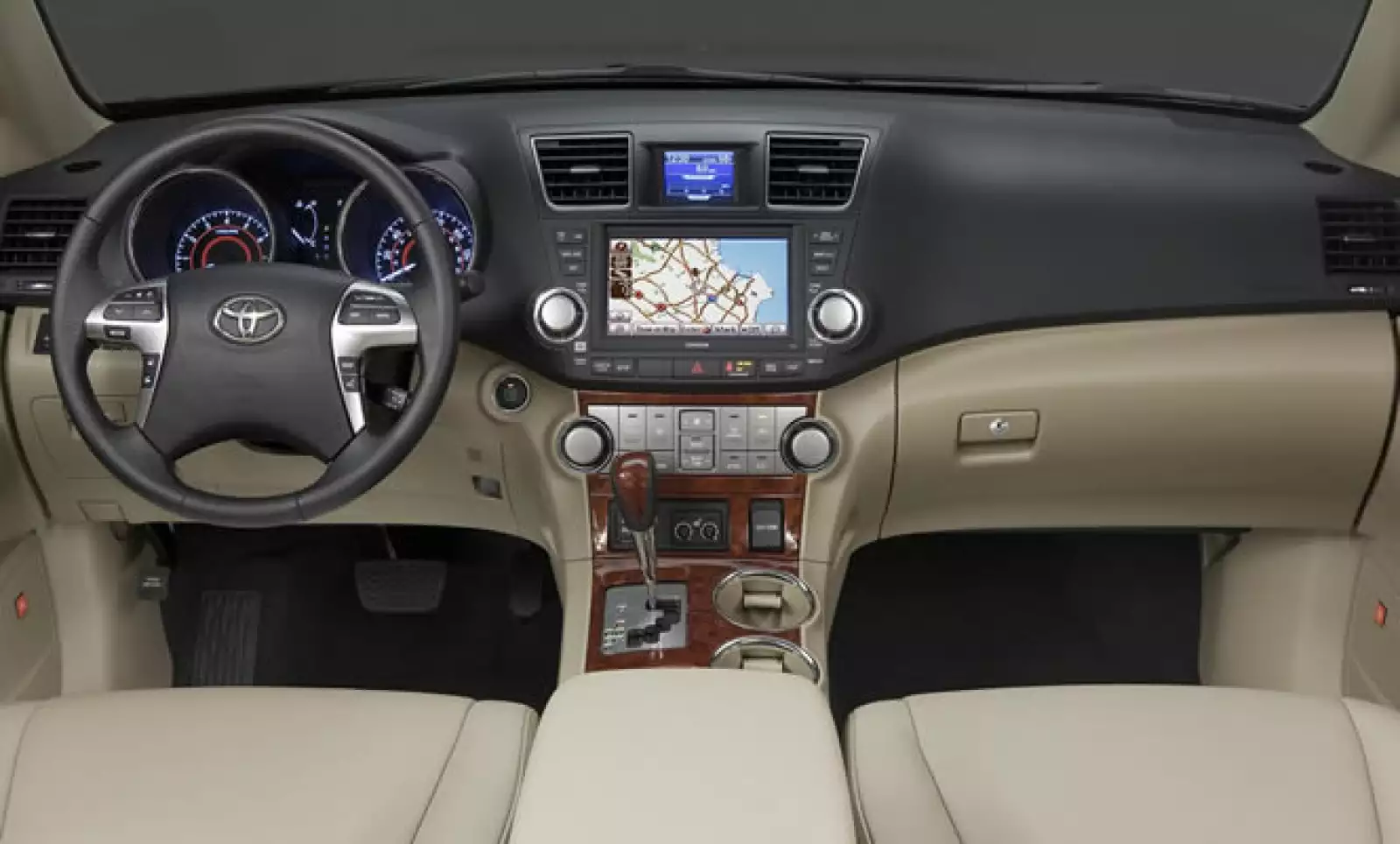 Las salidas del sistema de aire ahora están acentuadas con elementos metálicos en la versión Limited 4WD, que también está equipada con un espejo retrovisor con brújula.