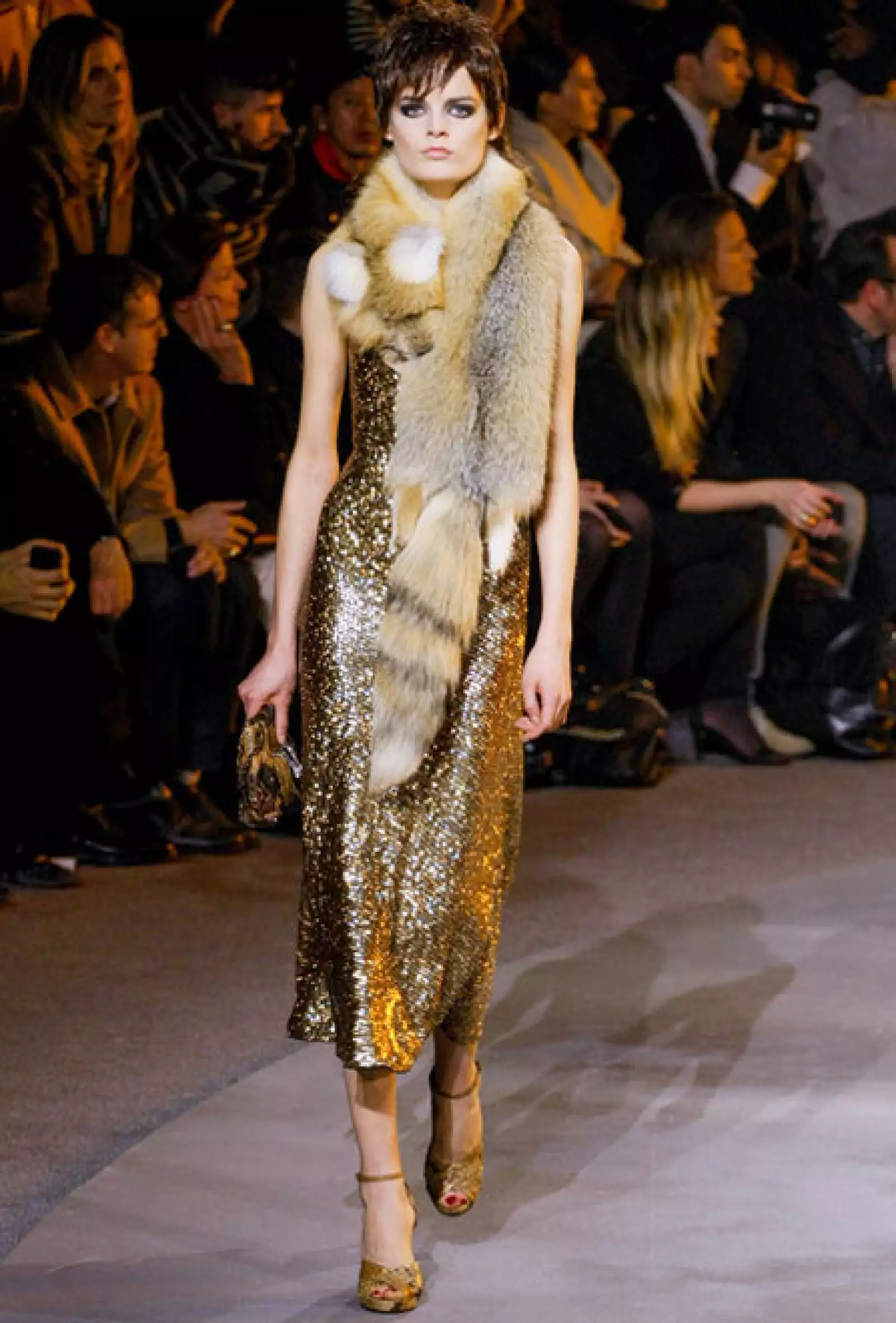 Estolas de piel se mezlcan con vestidos con destellos dorados en la temporada Otoño-Invierno 2013.