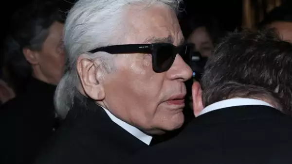 Entre champagne y esencias florales, el káiser de la moda presentó su nueva línea de fragancias femenina y masculina.