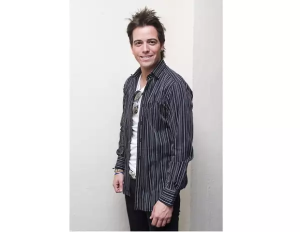 Mane de la Parra se conserva cada día muy guapo, con solo hacer lo que más le gusta.