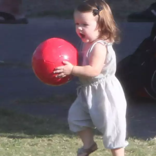 Harper Seven aprendiendo los dotes de su exitoso padre.