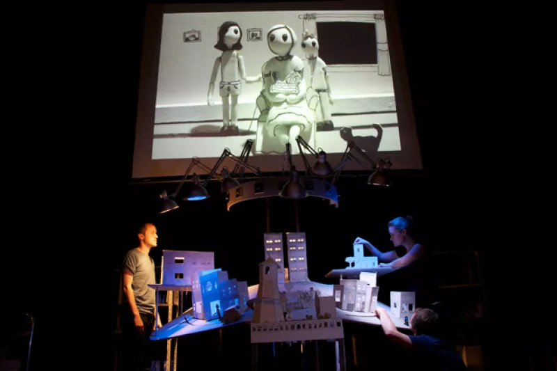 Llega a la Ciudad de México una puesta internacional que combina la manipulación de objetos, paisajes sonoros y tecnología multimedia.