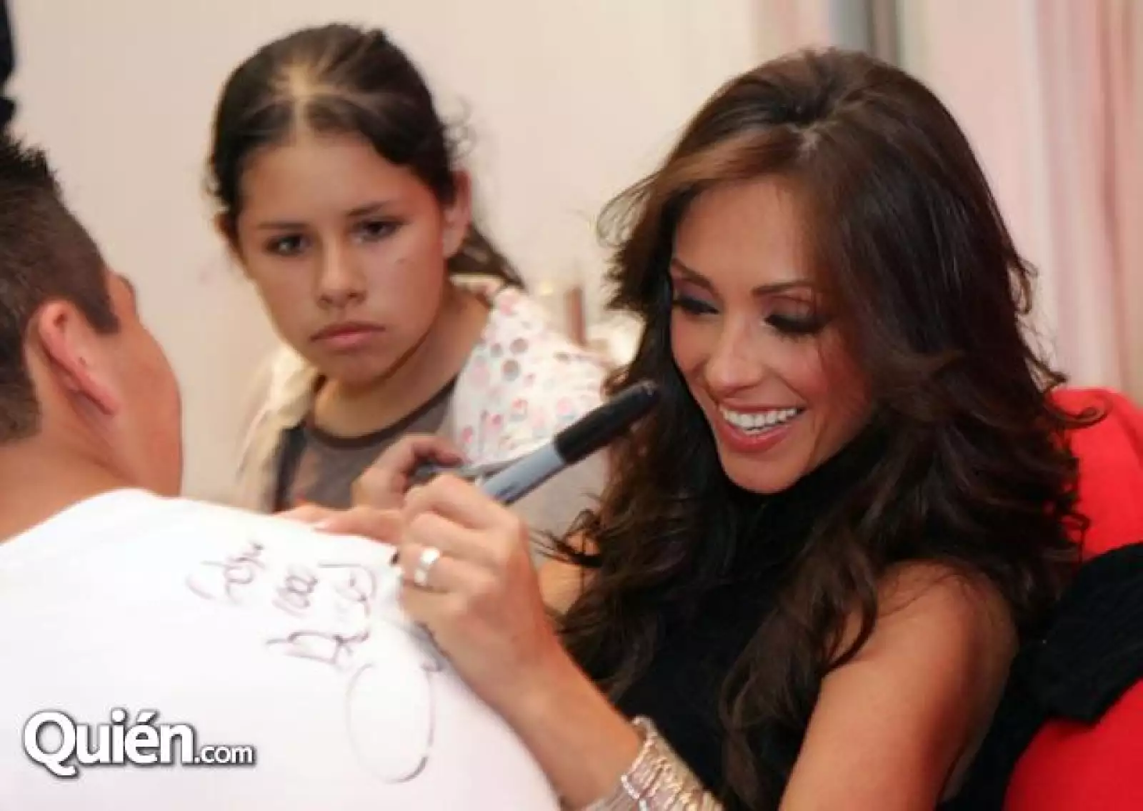Anahí durante la firma de autógrafos
