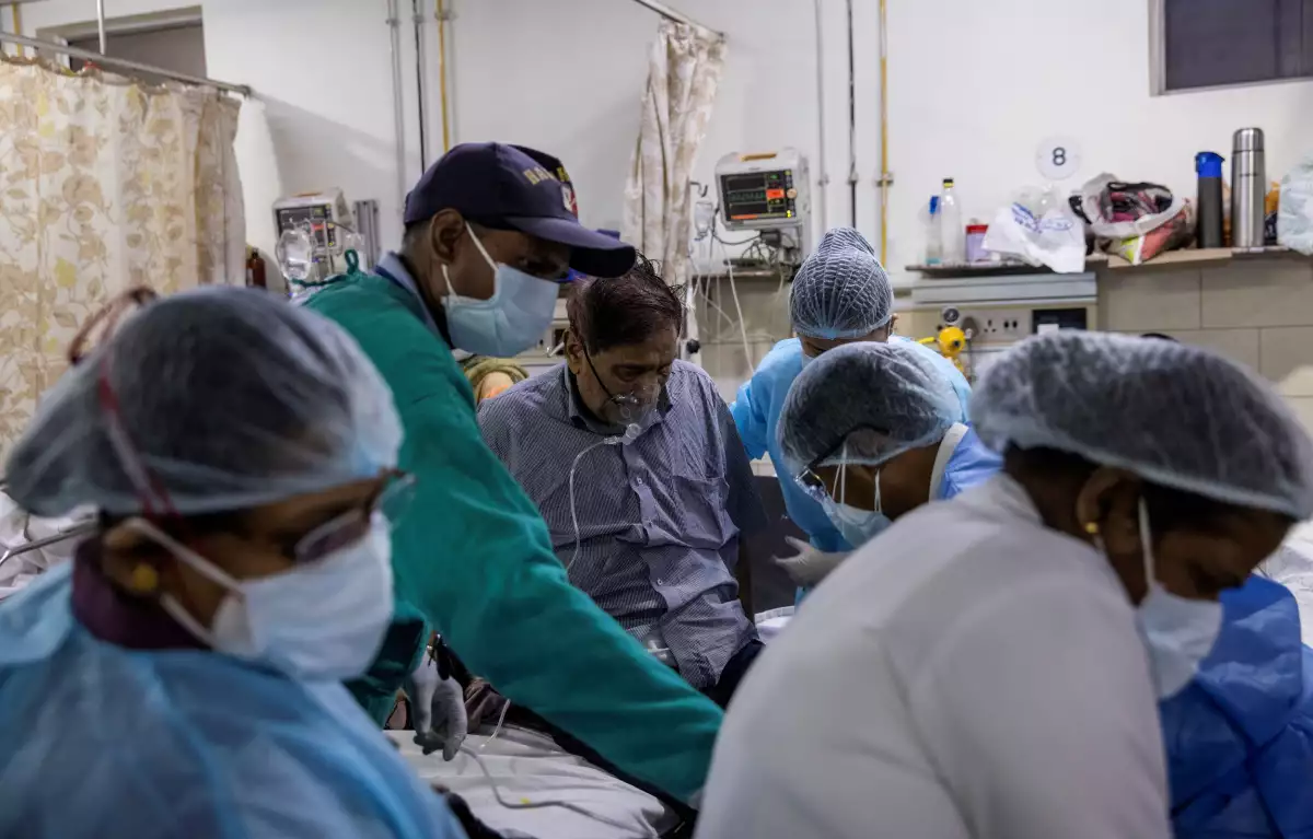 India registró más de 400,000 nuevos casos de COVID-19 por primera vez el sábado mientras lucha contra una segunda ola devastadora, y la campaña de vacunación masiva del país se vio obstaculizada en algunas áreas por la escasez de vacunas.