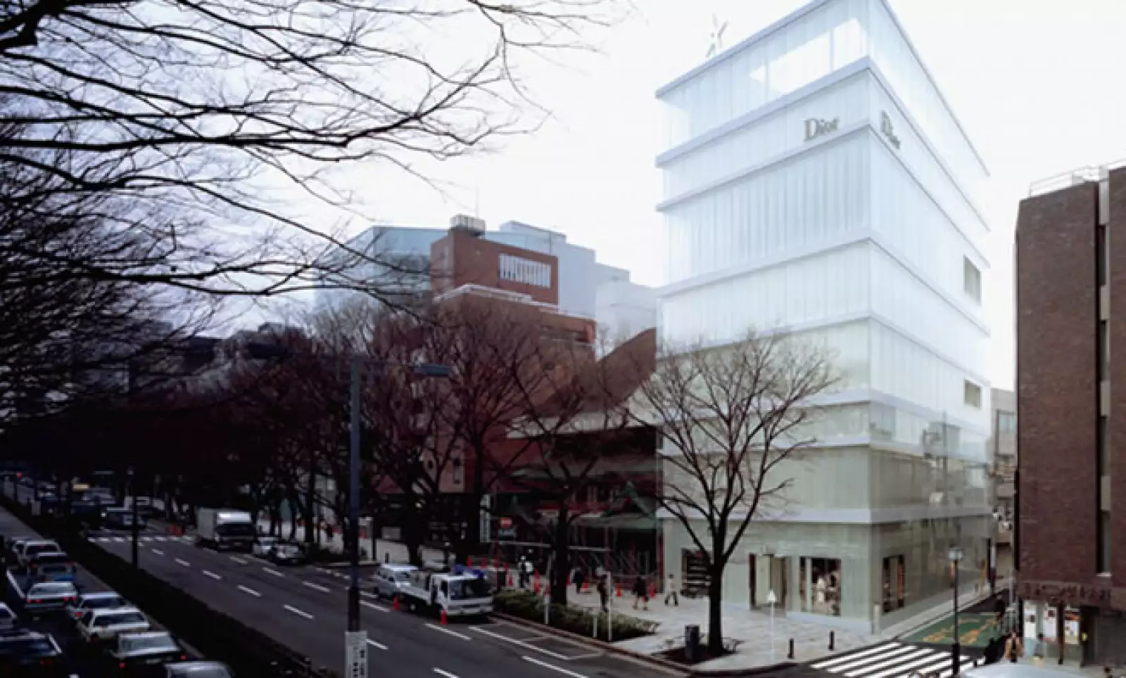 La boutique de Dior, en Tokio, mezcla una fachada de cristal y una segunda capa de pantallas de acrílico que aportan ligereza en el día y por la noche generan destellos de luz.