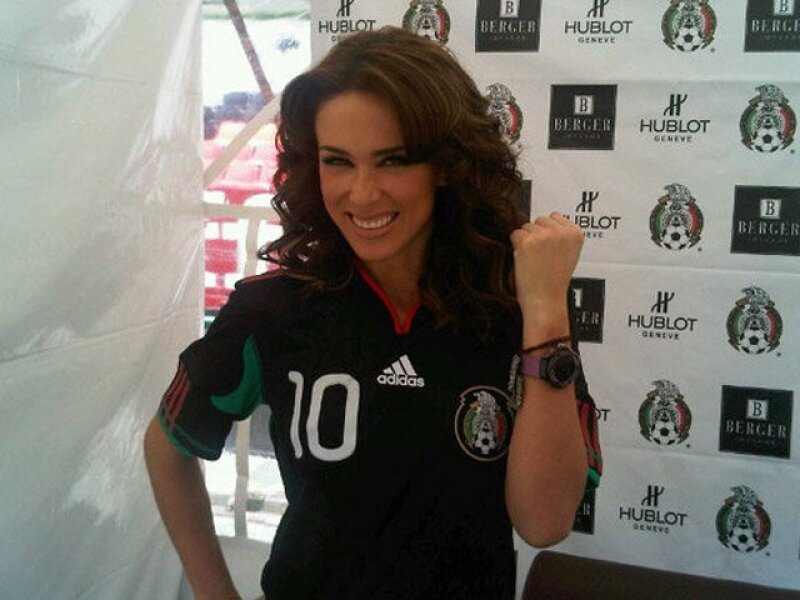 Todos saben lo pambolera que es Jacky Bracamontes, por eso no es de extrañarse que este siempre informada de futbol.