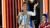  Alina Luz Akselrad, representante de Argentina, con un vestido de gala cubierto de imágenes del futbolista.