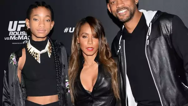 Willow Smith con sus papás, Jada y Will.