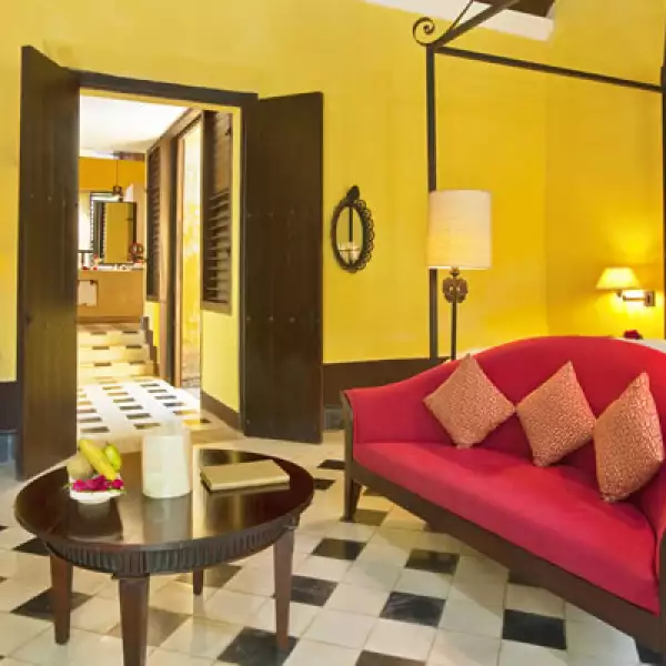 Todas las suites cuentan con techos de 5.5 metros de altura con vigas expuestas, puertas dobles de madera de 3 metros de altura, camas de hierro macizo, armarios de madera tropical oscura, pisos de losa y una piscina privada.