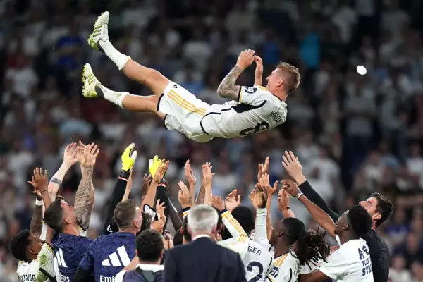 foto de Toni Kroos cargado en hombros por sus compañeros del Real Madrid al terminar un juego