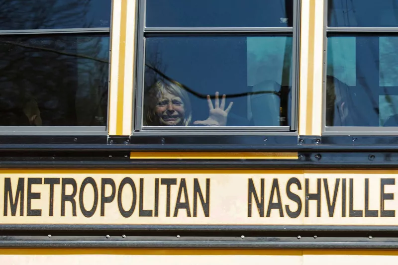 Un niño llora mientras está en el autobús saliendo de The Covenant School, después de un tiroteo masivo en la escuela en Nashville, Tennessee, EE. UU. el 27 de marzo de 2023.