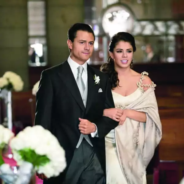 Paulina Peña fue la encargada de caminar del brazo de su papá en su boda con Angélica Rivera el 27 de noviembre de 2010.