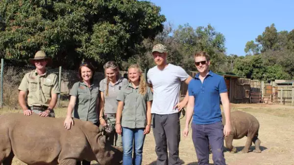 Durante su viaje por el continente africano, el príncipe tuvo la oportunidad de darle de comer a estos animales, confesando que la experiencia fue como 'el trabajo de sus sueños'.