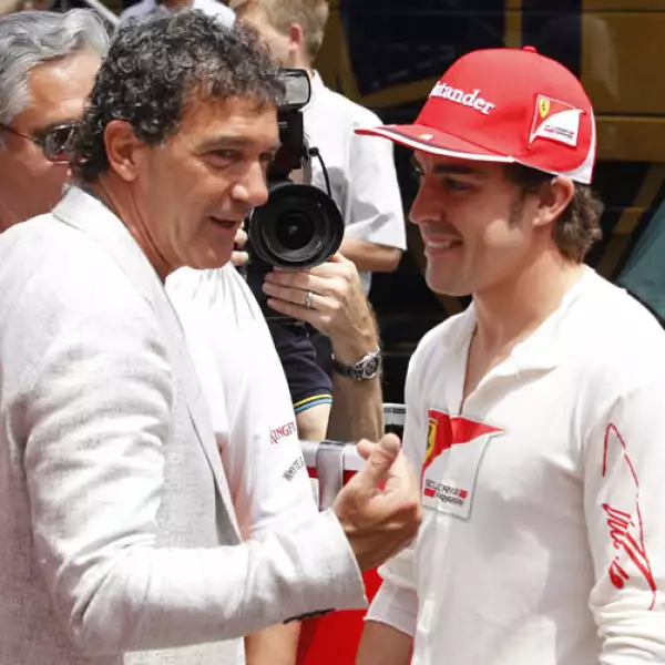 El actor español, Antonio Banderas, platicó un rato con Fernando Alonso antes de la carrera.
