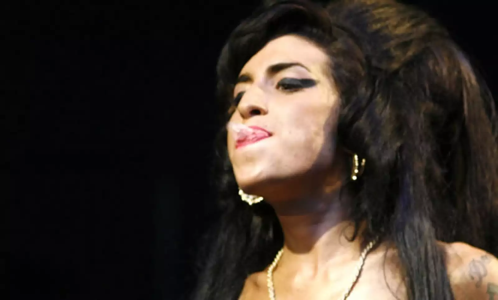 Al citar a fuentes policiacas, la cadena televisiva Sky News indicó que se sospechaba que la causa de la muerte habría sido una sobredosis.