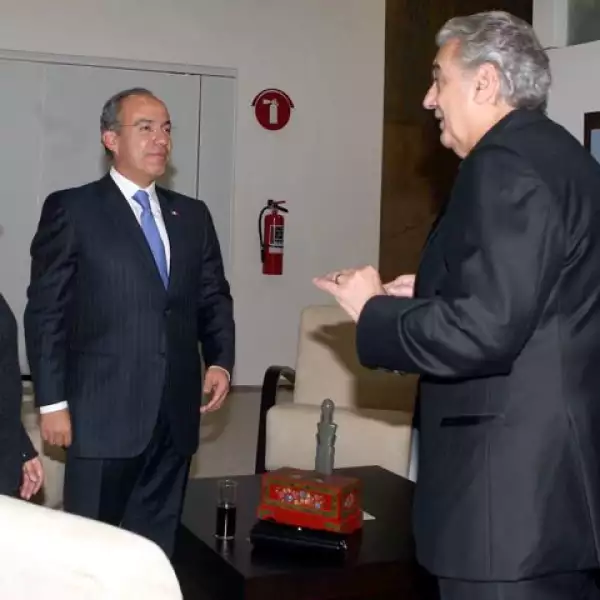 El presidente Felipe Calderón, acompañado de su esposa Margarita Zavala, y de la Gobernadora de Zacatecas; Amalia García, dialogaron con el tenor Plácido Domingo, momentos antes de su presentación.