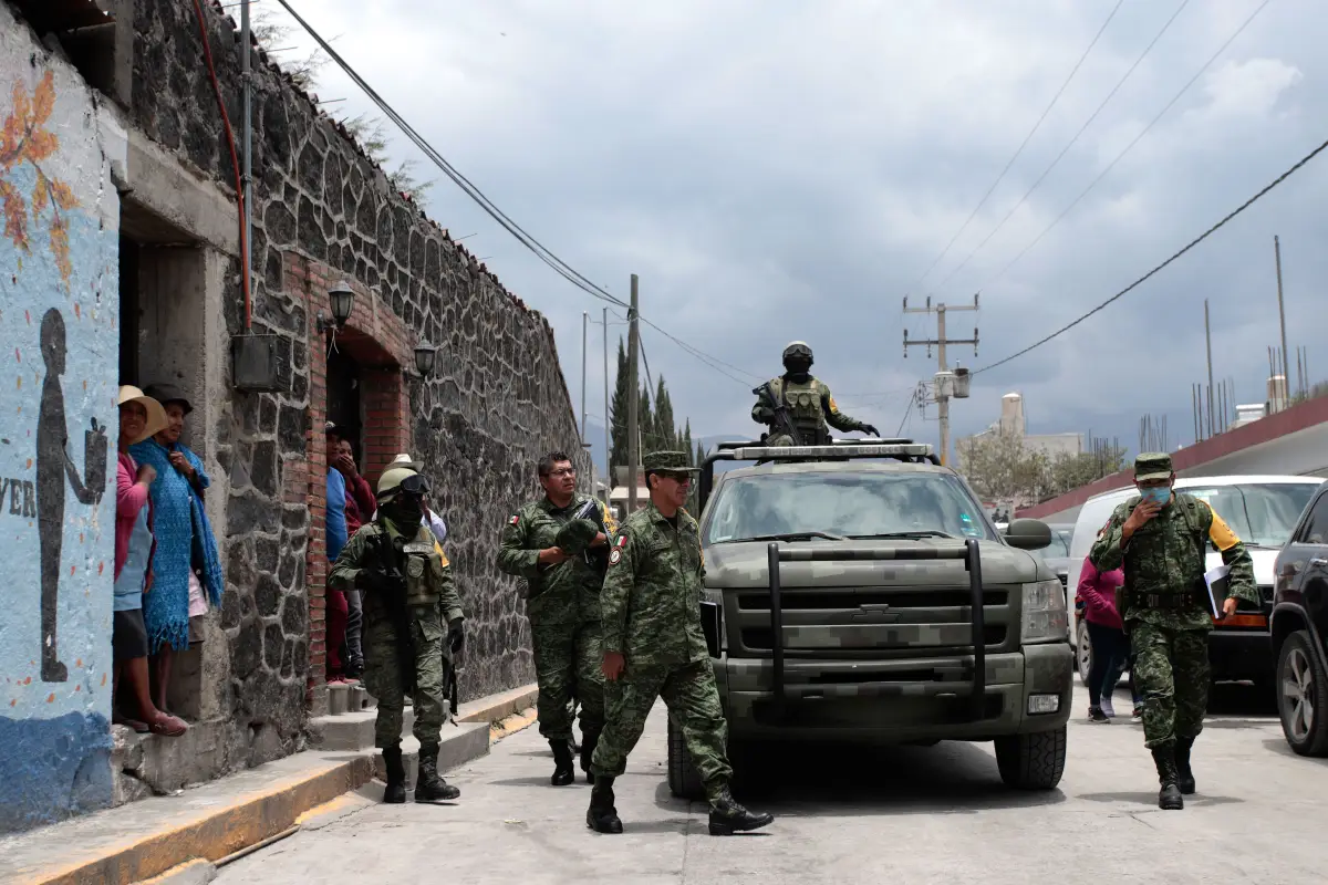 Elementos del Ejército, Guardia Nacional, Protección Civil y Policía Estatal realizan recorridos en el municipio de San Nicolás de los Ranchos por el aumento de la actividad del Volcán Popocatépetl.
