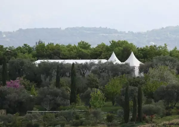 Esta es una vista desde lejos de la carpa que se instaló en la propiedad para la recepción de la boda.
