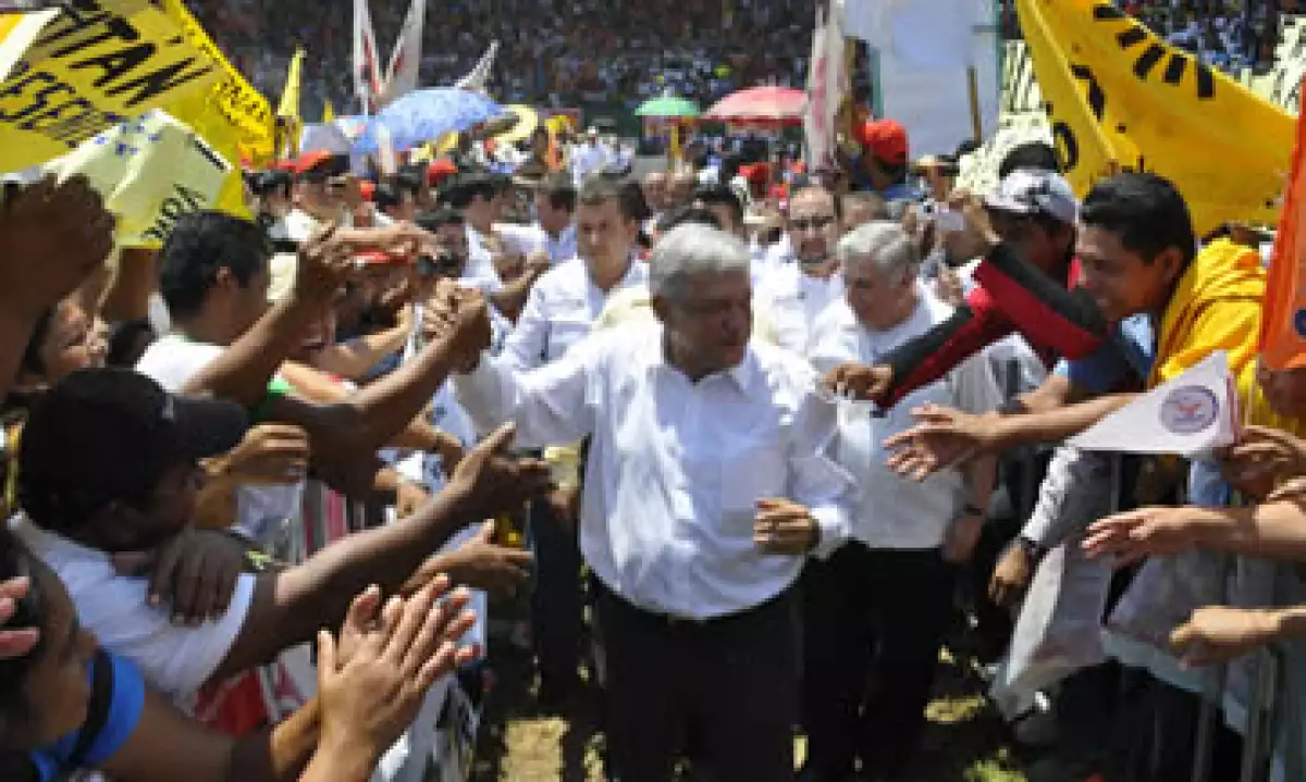 Andrés Manuel López Obrador y otros candidatos a la presidencia arrancaron este viernes sus campañas. (Foto: Notimex)