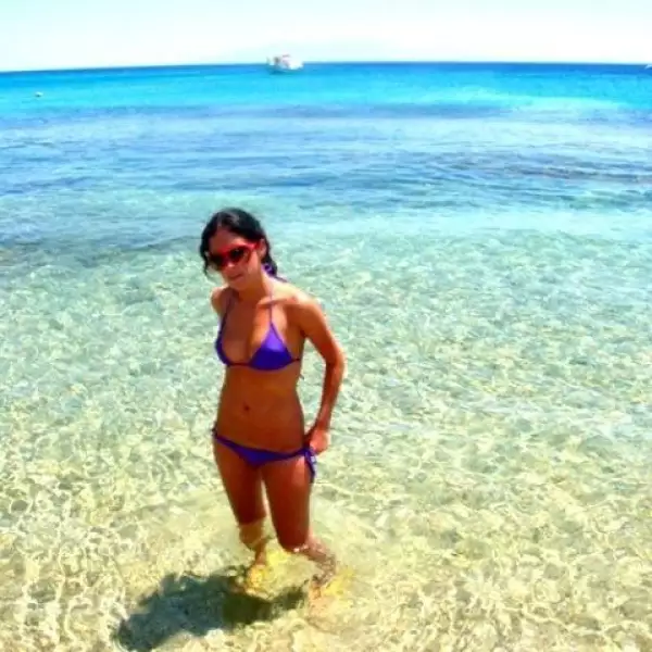 Para cuidar su figura, a Laura le encanta hacer ejercicio.