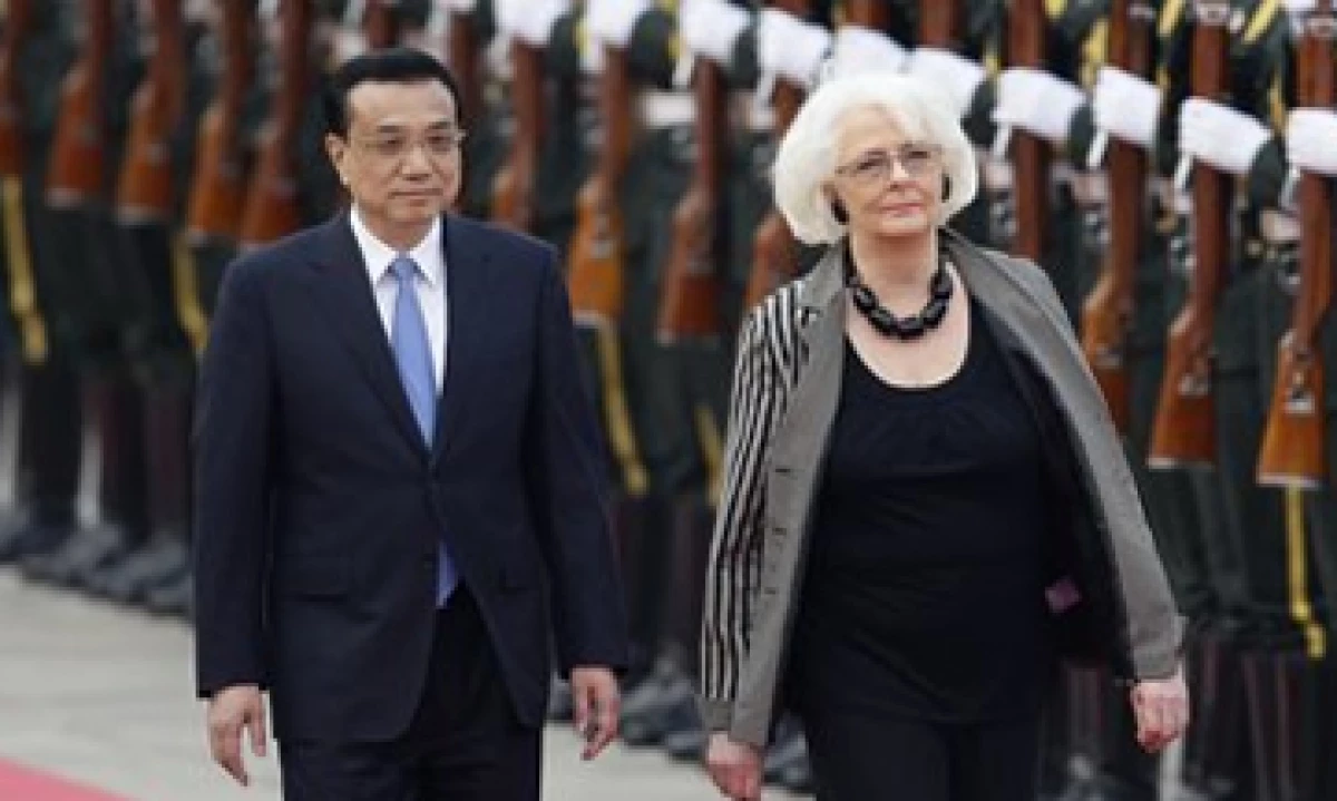 El pacto comercial fue firmado por la primera ministra islandesa, Johanna Sigurdardottir’s (izquierda) y el primer ministro chino, Li Keqiang (derecha). (Foto:Reuters)