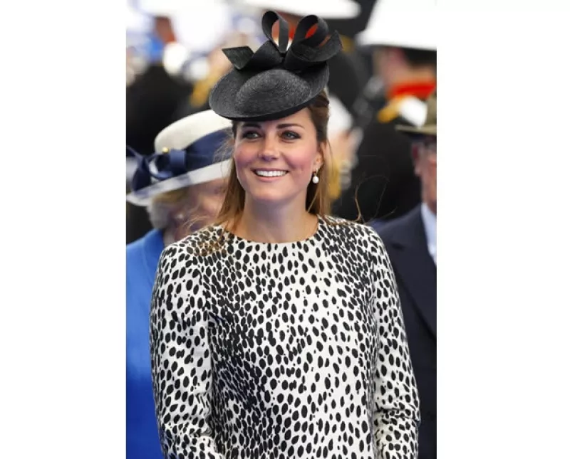 Tras más de 10 horas en el hospital, la Duquesa de Cambridge dio a luz a un niño de 3 kilos 800 gramos, que ocupará el tercer lugar en la línea de sucesión al trono británico.