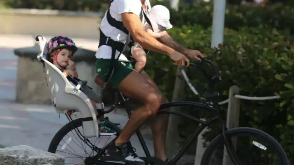 Un día soleado en Miami fue el mejor pretexto para que la atractiva pareja saliera de casa, tomara sus bicicletas y decidiera dar un divertido paseo junto a sus hijas Erin y Regina.