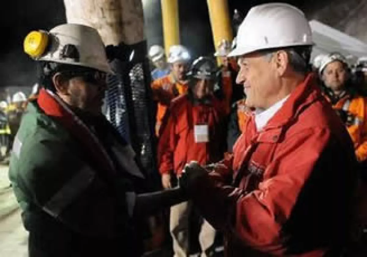 El presidente de Chile, Sebastián Piñera (der), estuvo presente en las labores de rescate a los mineros. (Reuters)