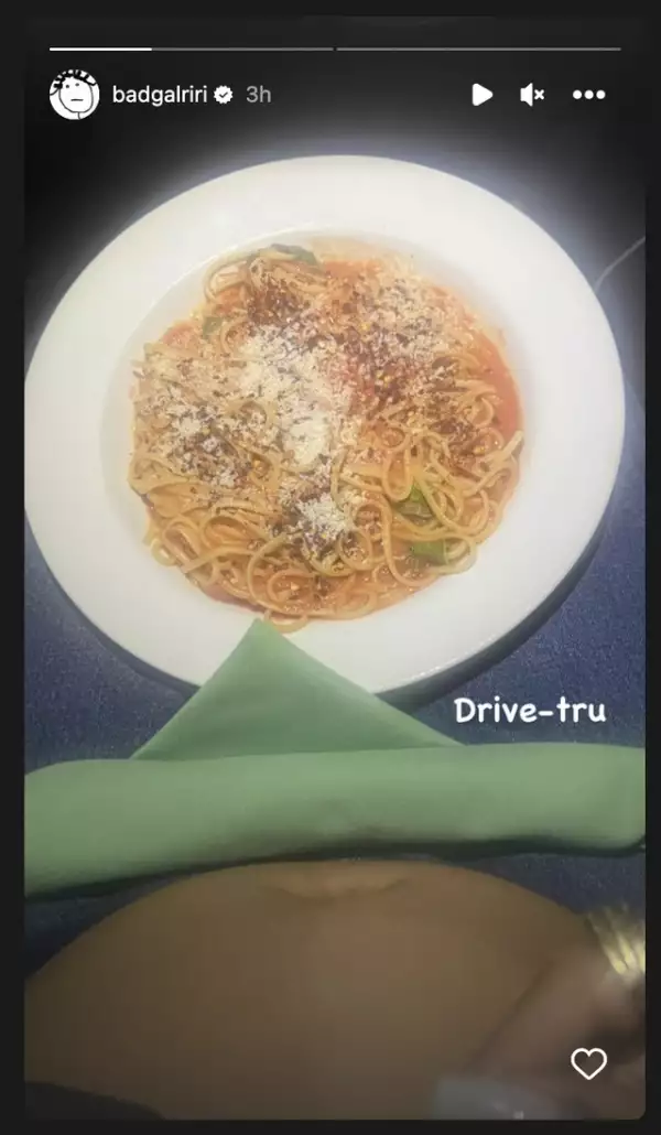 Rihanna presume su 'baby bump'