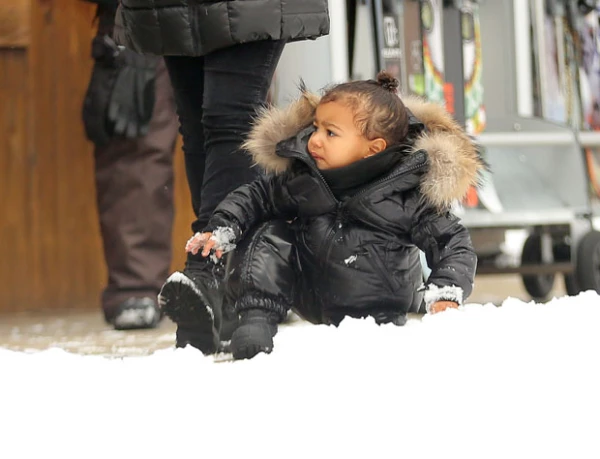 North pasó el rato jugando sentada en la nieve, envuelta en un abrigador outfit.