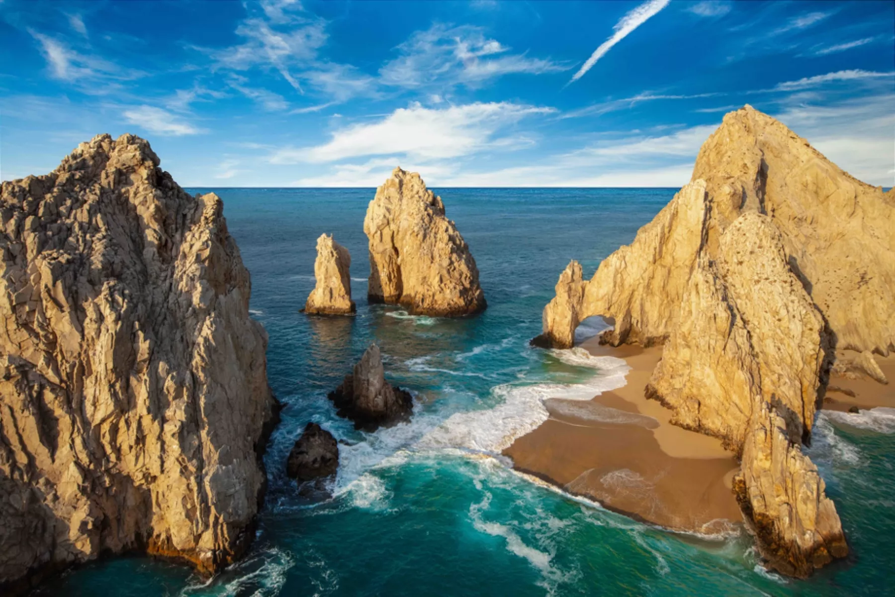 Vista excepcional del famoso Arco de Los Cabos, con un color azul intenso.